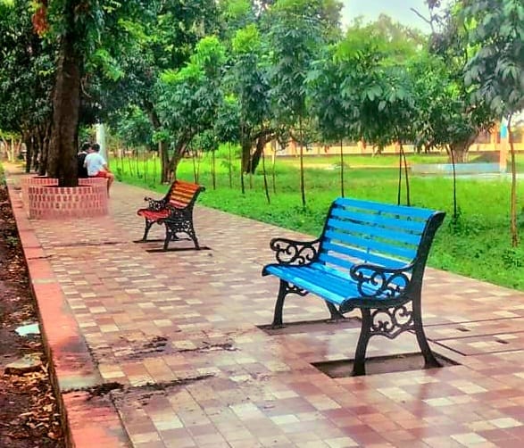 রাসিকের উদ্যোগে রামেক ক্যাম্পাসে শিক্ষার্থীবান্ধব বেঞ্চ