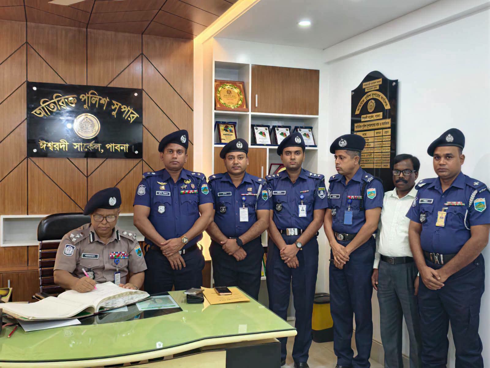 পাবনায় পুলিশ ইউনিট পরিদর্শনে ডিআইজি শাহজাহান