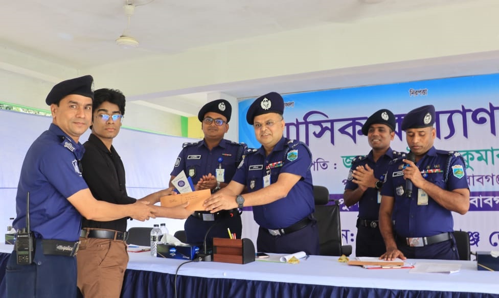 মেধাবী শিক্ষার্থী নির্জয় হাসান অন্তরকে সম্মাননা দিলেন চাঁপাইনবাবগঞ্জের পুলিশ সুপার