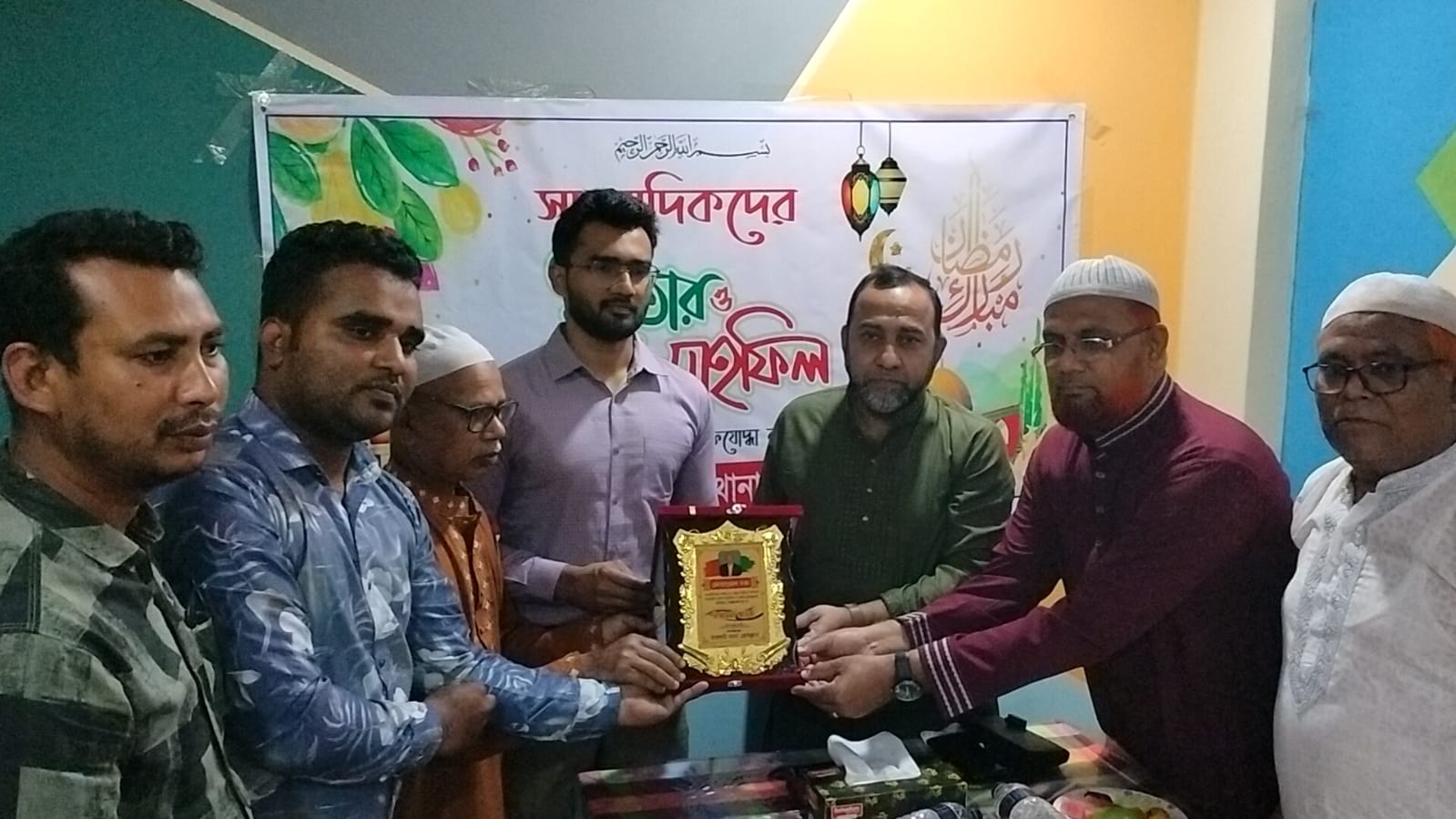 চারঘাটে সাংবাদিকদের ইফতার মাহফিল ও রাজশাহী প্রেসক্লাবের সম্পাদকে সাধারণ সম্মাননা স্মারক প্রদান