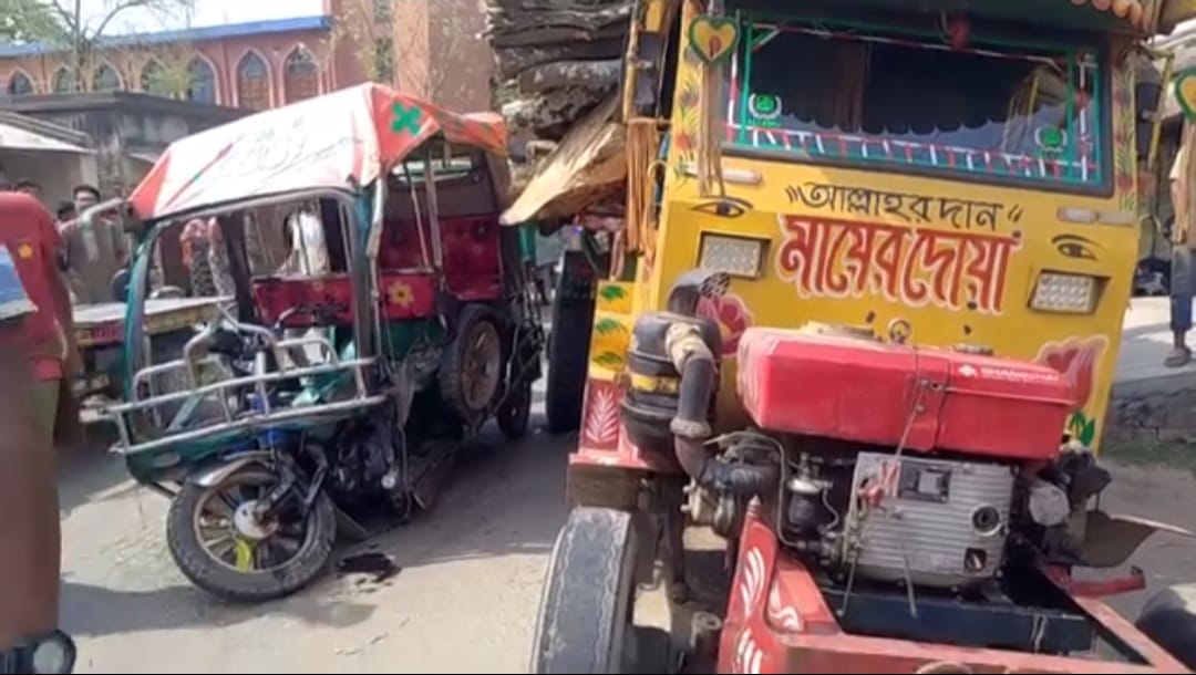 চাঁপাইনবাবগঞ্জ-সোনামসজিদ মহাসড়কে অটোরিকশা-ভুটভুটির সংঘর্ষে শিশু নিহত