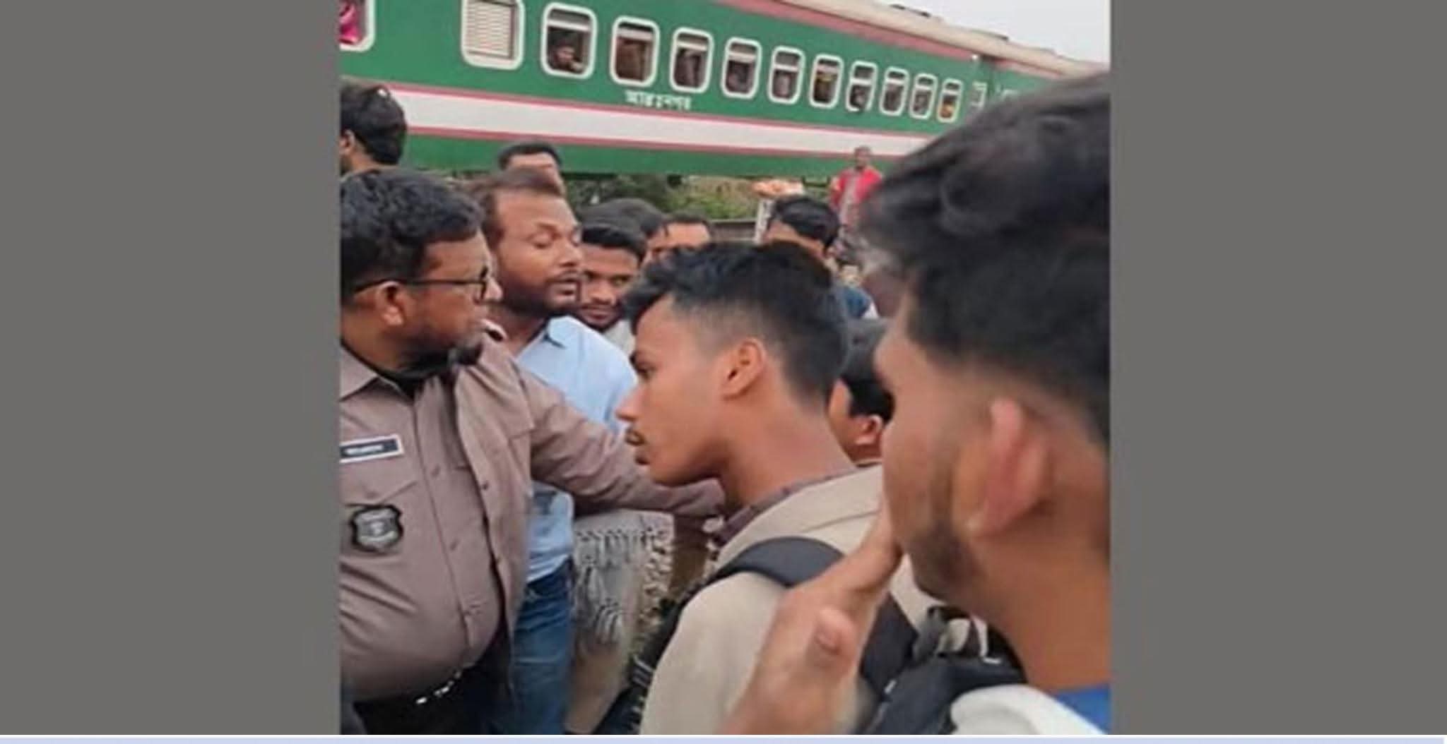 চলন্ত ট্রেনে পাথর নিক্ষেপ আটক ৪
