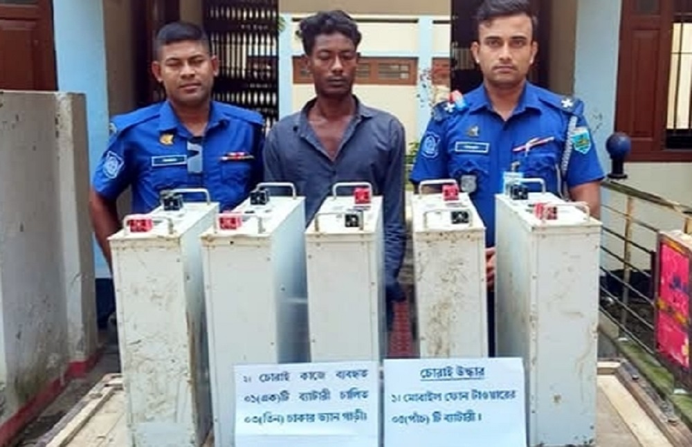 নাচোলে মোবাইল টাওয়ারের ব্যাটারি চুরির ঘটনায় যুবক গ্রেপ্তার: উদ্ধার ৫টি ব্যাটারি