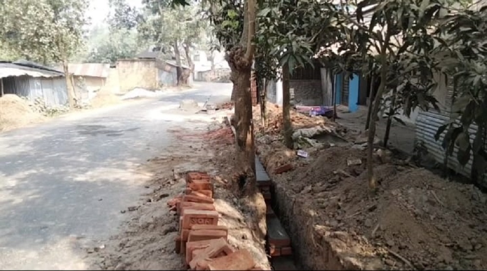 নিয়ামতপুরে সরকারি সম্পত্তি ও পাকা রাস্তা দখলের অভিযোগ