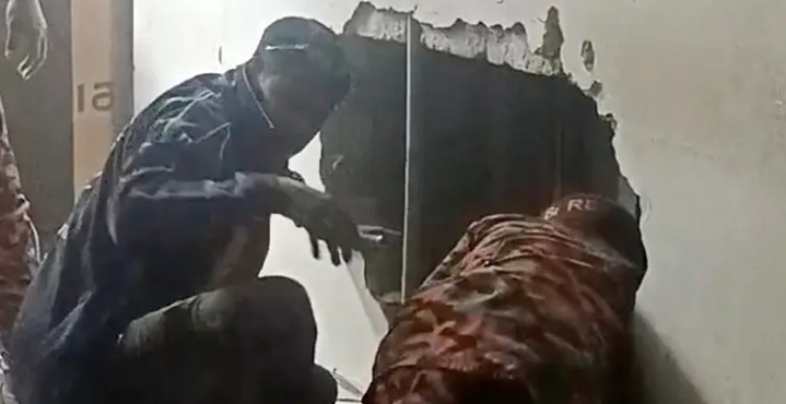 লিফটে বরসহ আটকা ১০ জন, দেয়াল ভেঙে উদ্ধার