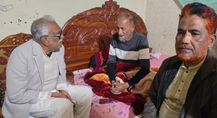 বাঘায় সিনিয়র সাংবাদিকের শারীরিক অবস্থার খোঁজ নিতে : চাঁদ