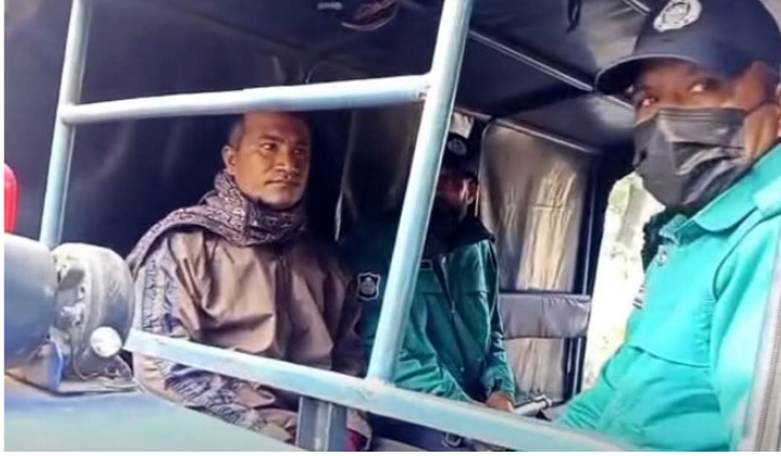 রাজশাহী বিশ্ববিদ্যালয়ের সেকশন অফিসারকে ধরে পুলিশে সোপর্দ