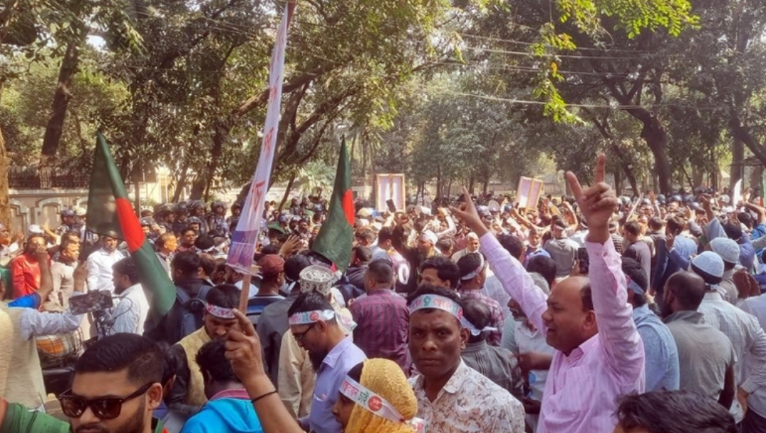 পে স্কেল বাস্তবায়নের দাবিতে যমুনা ঘেরাও, টিয়ারগ্যাস সাউন্ড গ্রেনেড নিক্ষেপ
