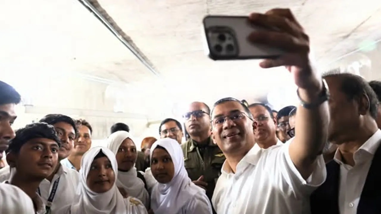 সংসদে প্রধানমন্ত্রীর সেলফিতে উচ্ছ্বসিত কুমিল্লার শিক্ষার্থীরা