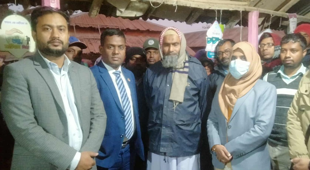নাচোলে অবৈধ সার মজুদের দায়ে ডিলারকে জরিমানা ও সার জব্দ