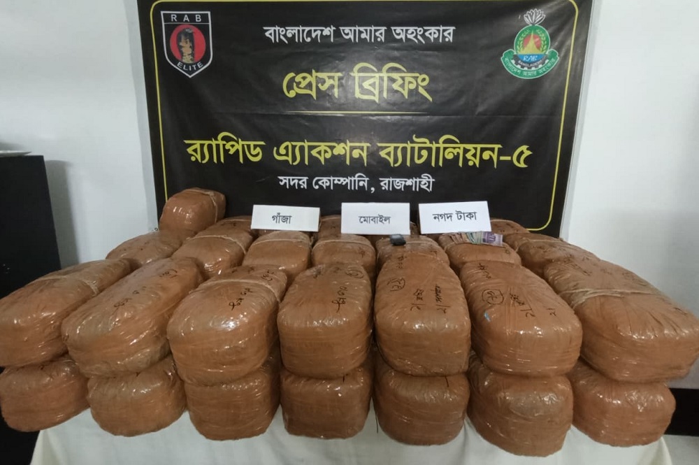 লবণের ট্রাকে মিলল ১২৬ কেজি গাঁজা