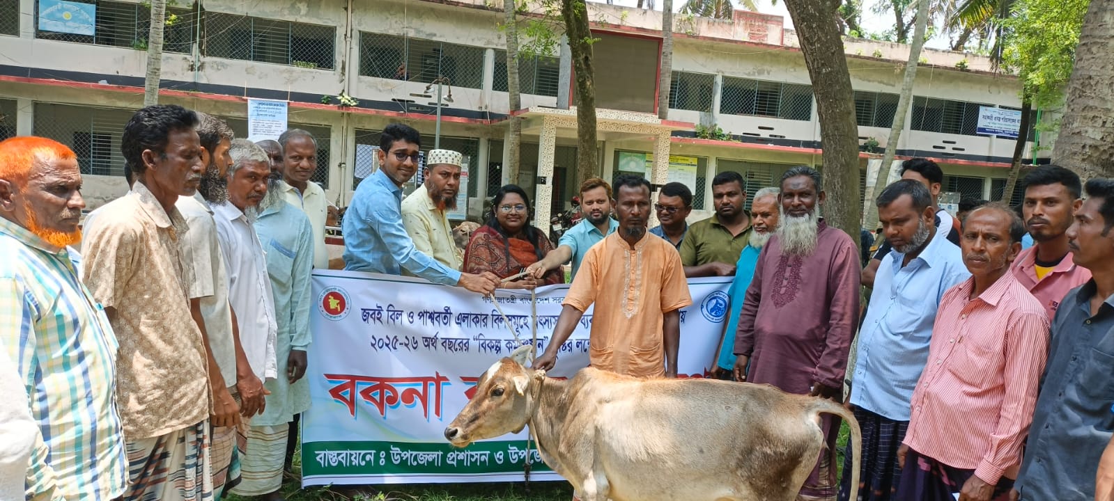 তানোরে নিবন্ধিত জেলেদের মাঝে বিনামূল্যে বকনা বাছুর প্রদান