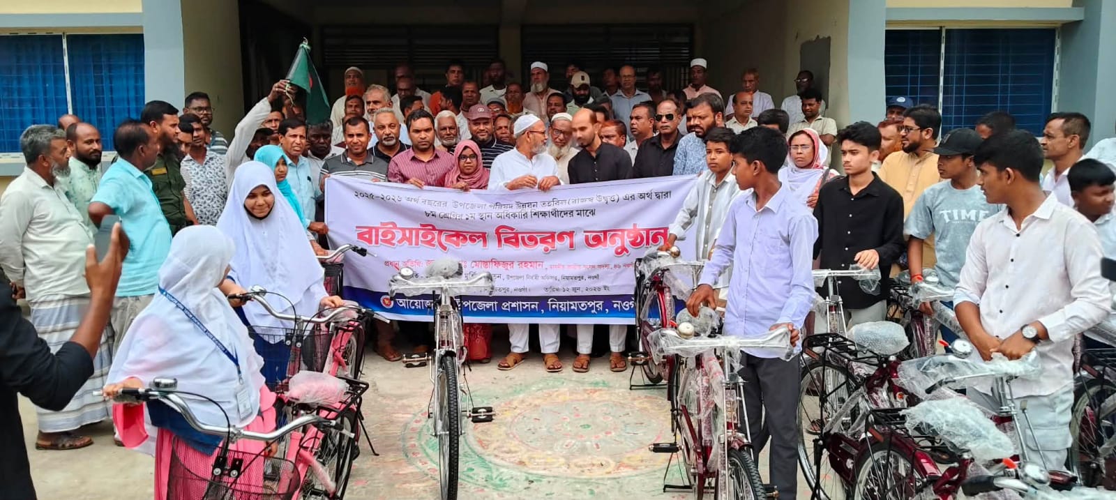 নিয়ামতপুরে শিক্ষার্থীর মাঝে সাইকেল বিতরণ করেন সংসদ সদস্য মোস্তাফিজুর রহমান