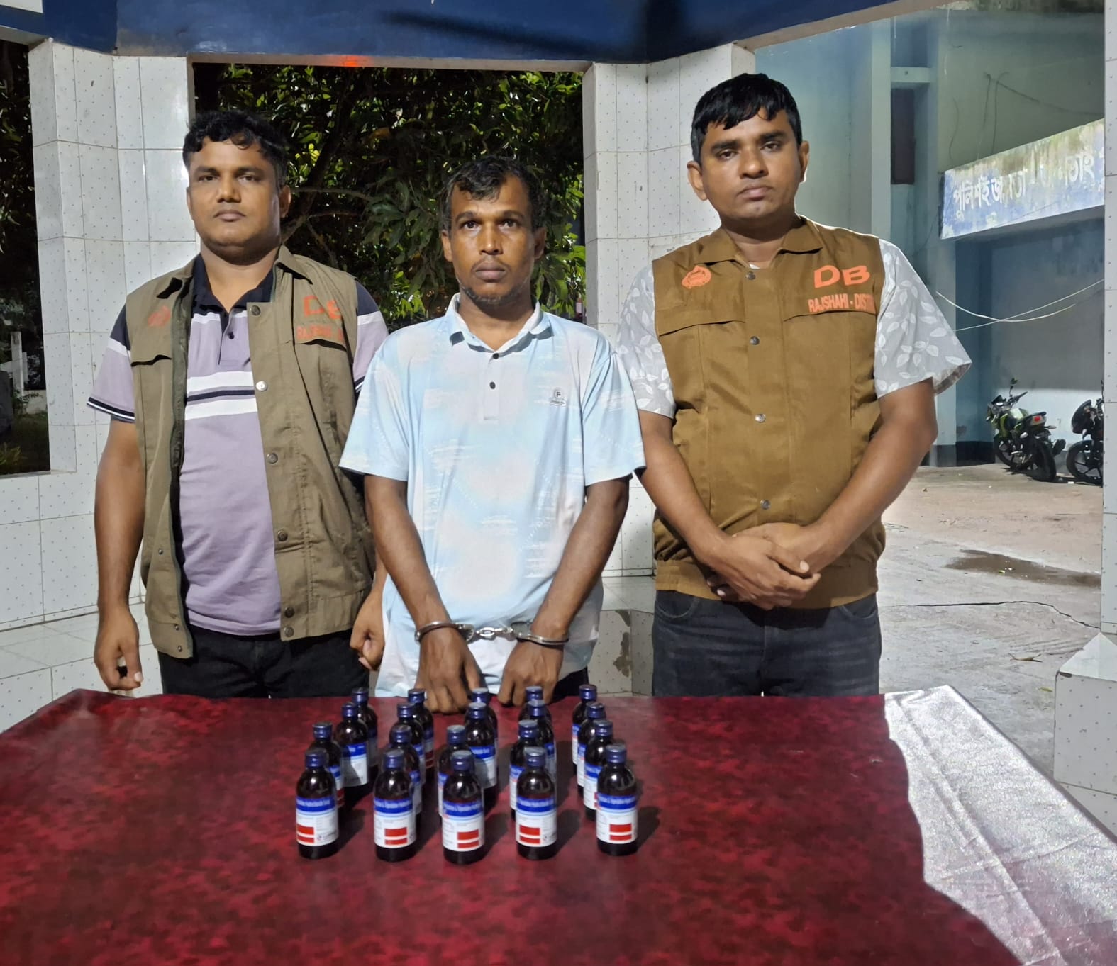 চারঘাটে ২০ বোতল এস্কাফ সিরাপসহ মাদক কারবারি কালাম গ্রেপ্তার