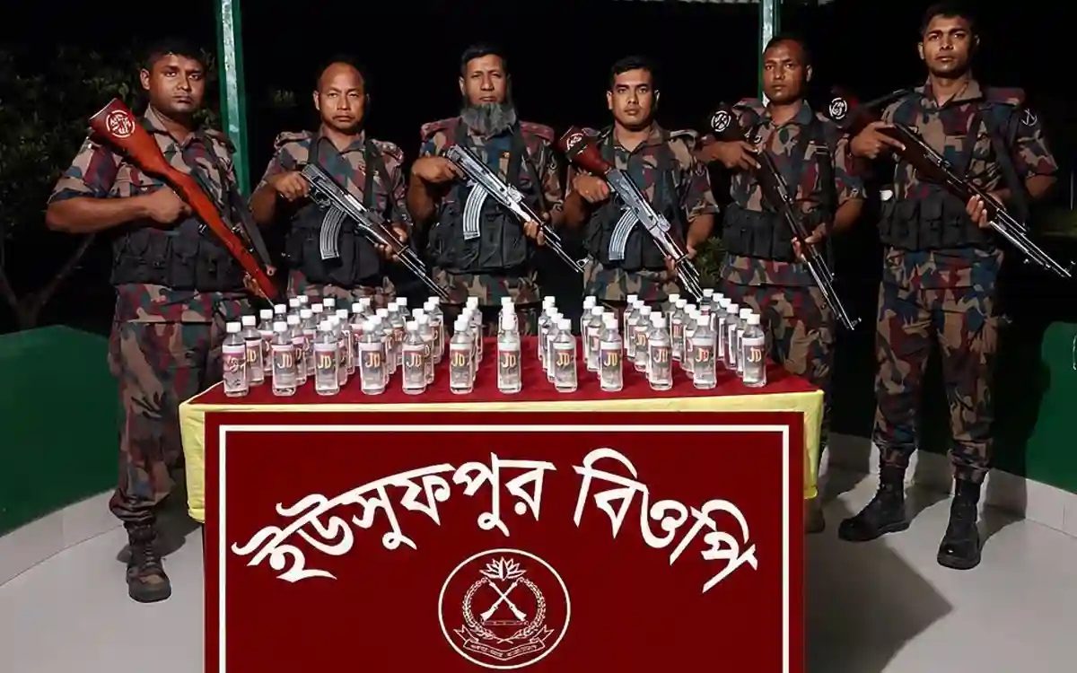 রাজশাহী সীমান্তে বিজিবির অভিযানে ৬২ বোতল ভারতীয় মদ জব্দ