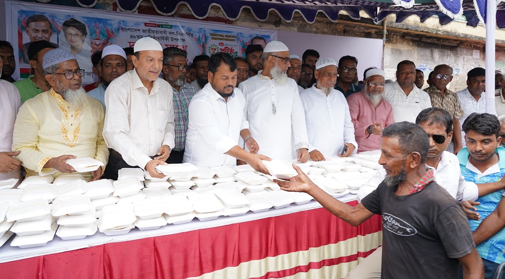 রাজশাহীতে মহানগর বিএনপির উদ্যোগে দুস্থদের মাঝে খাবার বিতরণ