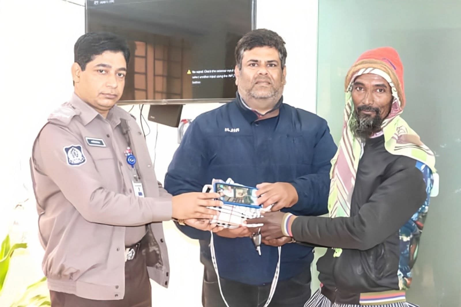 রিকশাচালকের সততা ও আরএমপির তাৎক্ষণিক উদ্যোগে হারানো হ্যান্ডব্যাগ ও মোবাইল ফিরে পেলেন প্রকৃত মালিক