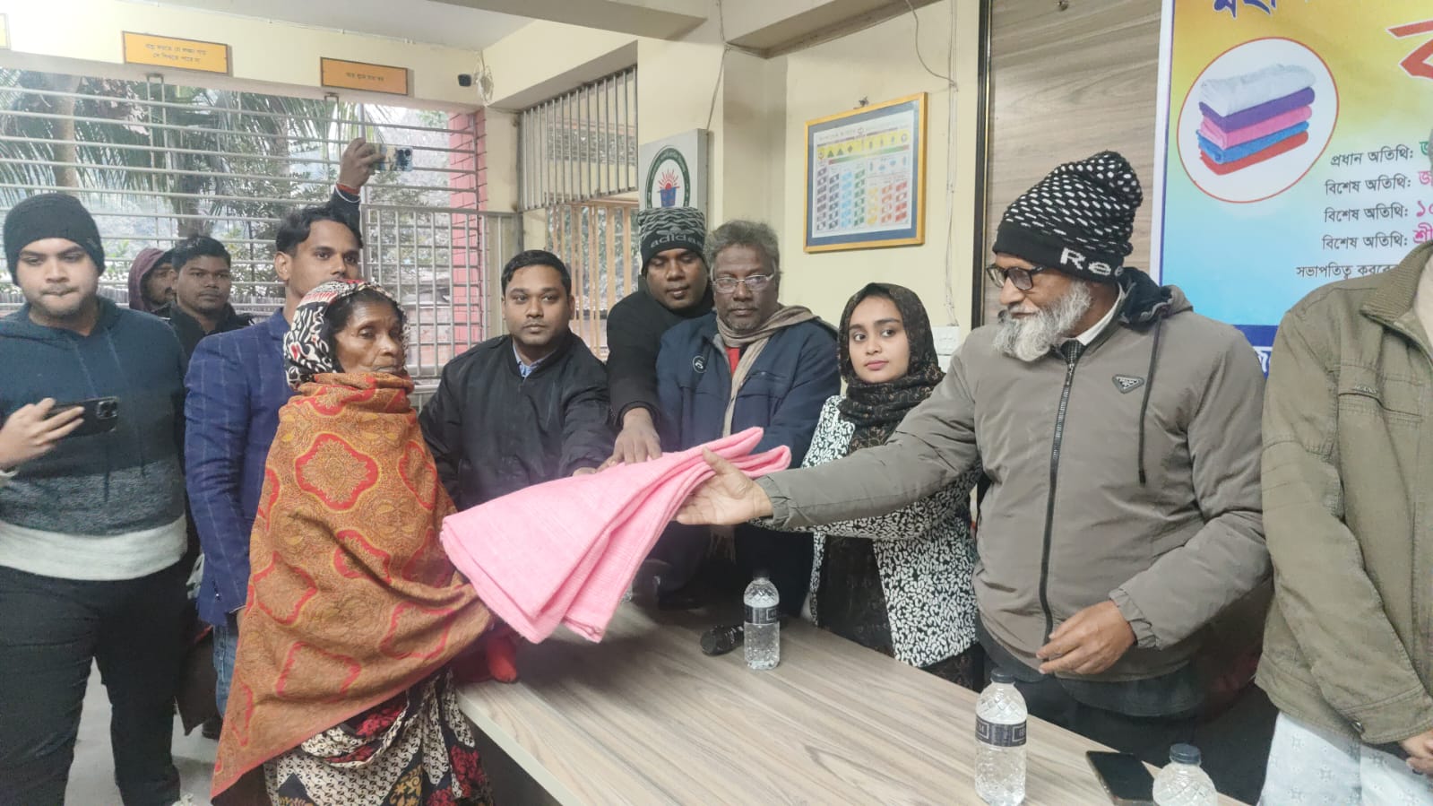 চাঁপাইনবাবগঞ্জে গরীব ও দুস্থদের মাঝে শীতবস্ত্র কম্বল বিতরণ