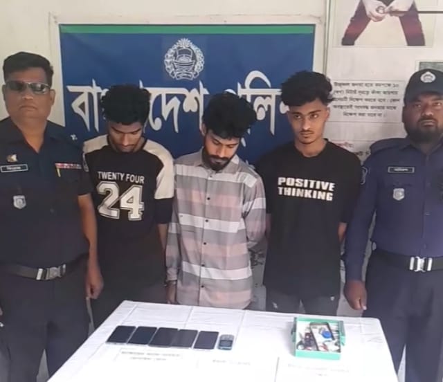 ফেসবুকে ‘সুন্দরী নারী’ সেজে প্রবাসীদের ফাঁদ: বাঘায় তিন হ্যাকার আটক!