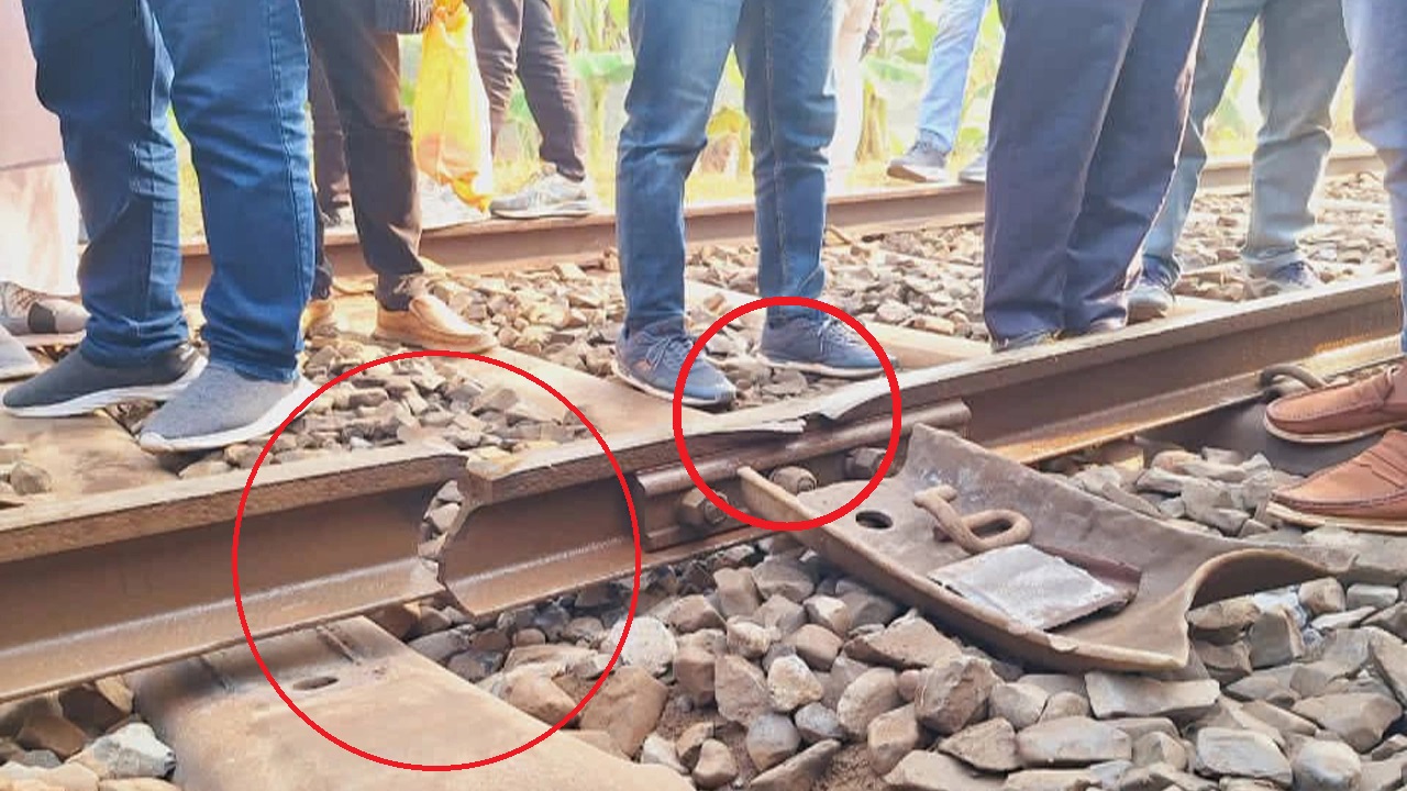 রাজশাহীর আড়ানী রেলস্টেশনে রেললাইন ভাঙা