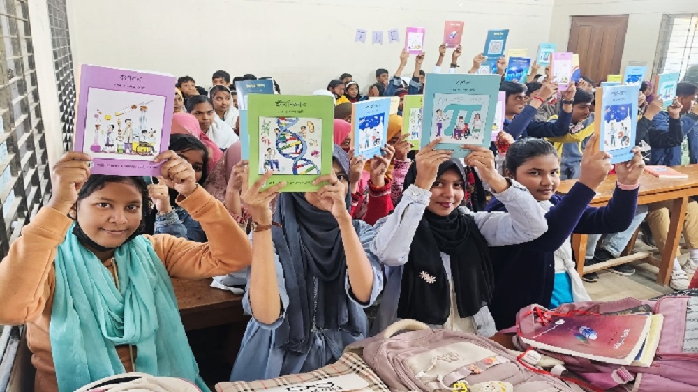 নতুন বইয়ের ঘ্রাণে শিক্ষাবর্ষের শুরু, রাজশাহীতে বিনামূল্যে পাঠ্যবই বিতরণ
