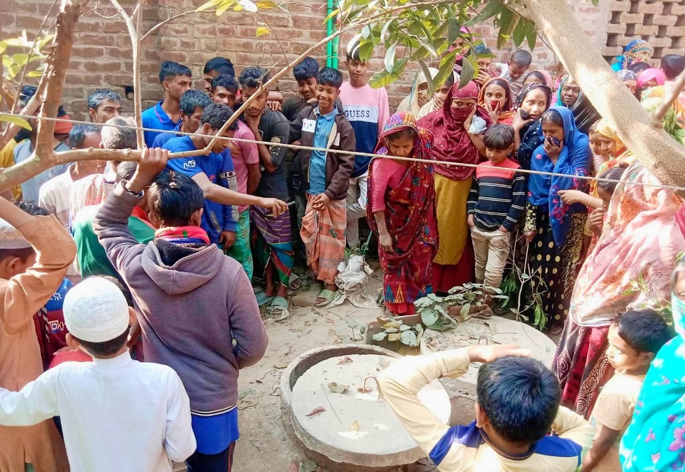নওগাঁয় সেপটিক ট্যাংক থেকে অজ্ঞাত নারীর মরদেহ উদ্ধার